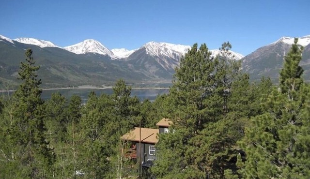 3-Bedroom, 3-Level Cabin-Spectacular Mountain and Lake Views!