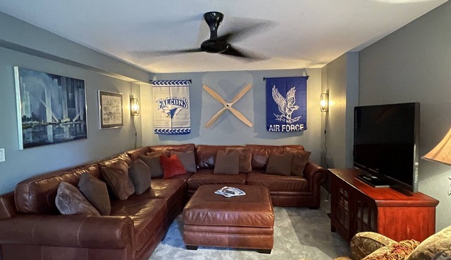 3 KING Tmprpedc Beds <3 mi to USAFA @ Northgate Gleneagle/PRIVATE Entry 36" drs