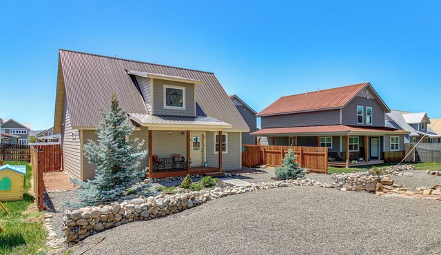 30 Mi to Crested Butte: Dog-Friendly Home By River