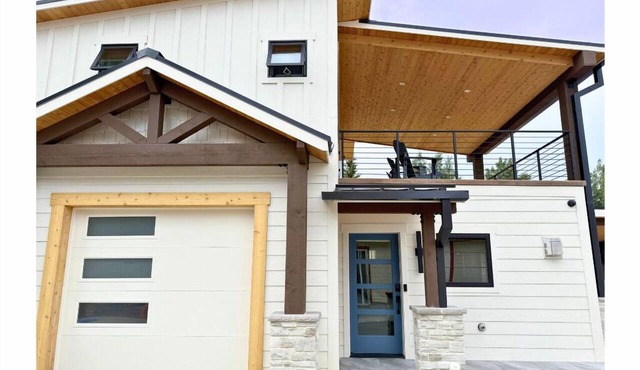 338290 Luxe Loft of Woodland Park CO New Hot Tub Fireplace Balcony Views