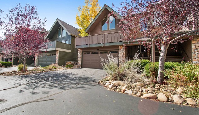 3BR Three-story home with epic mountain views & fireplace