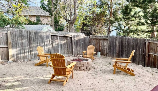 4 Bdrms, fenced back yard, Pool Table & Mtn Views