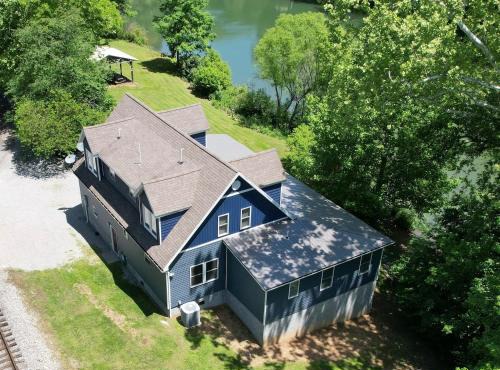 4 Wheeling Riverfront Paradise, awesome deck!