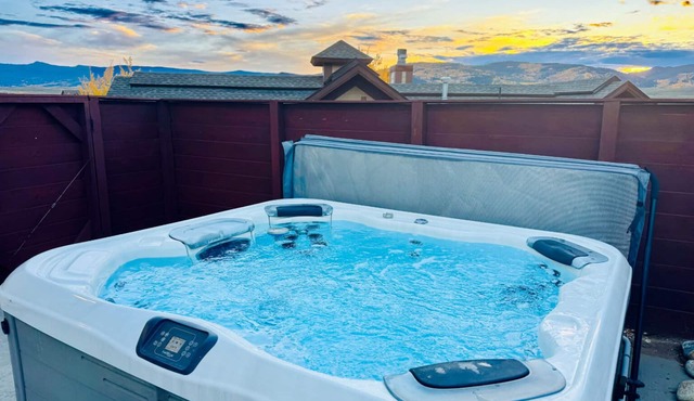 4BD+Loft 4 BA Hot tub Firepit Ski Golf RMNP Dog Friendly House Washer/Dryer