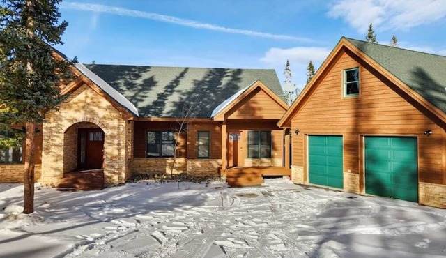 4BR Blue River Retreat w/Hot Tub!