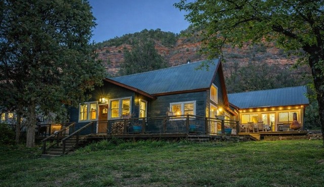 4BR Family Retreat w/Cedar Hot Tub, Movie Room, Plygrnd, Tramp, Rope Swing