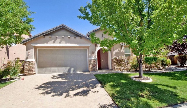 4BR, Garage, King Suite, 20 min to Lake Tahoe/Reno