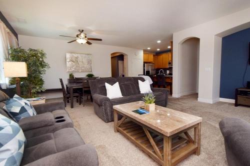 4BR, Garage, King Suite, 20 min to Lake Tahoe-Reno