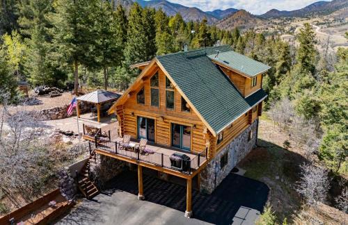 4BR Mountain Log Cabin Hot Tub Loft Deck Views