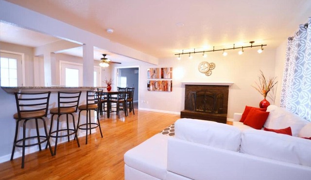 5 bdrm Near Belmar - Dining Shops Movie Theater Entertainment & Red Rocks