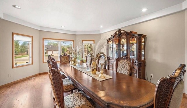 5 bed/4.5 bath, large entertaining luxury home w/reservoir access nearby