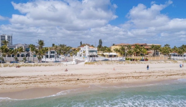 5-bed, 4-bath beachfront house in Ft. Lauderdale with ocean-view patio & rooftop
