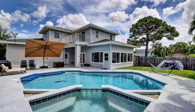 5 BR Mansion with Pool and non-heated Jacuzzi Games in Boynton Beach
