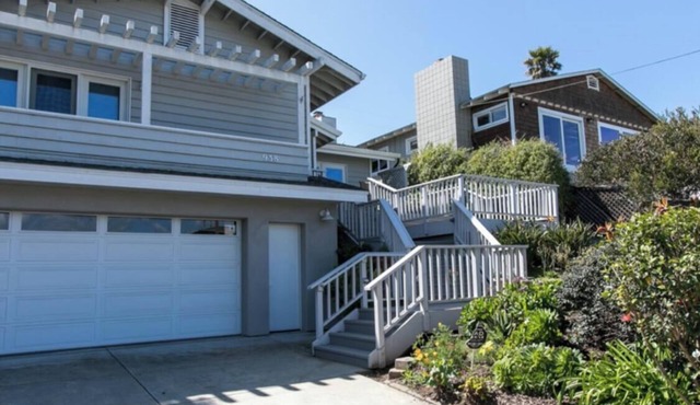 5 Star, Coastal Retreat- Chef’s Kitchen, Spa & Walk to DT- Eco Clean