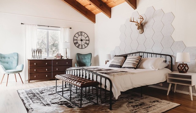 50% OFF THIS WEEKEND! Luxury + Lake Views (& we haul your trash!)