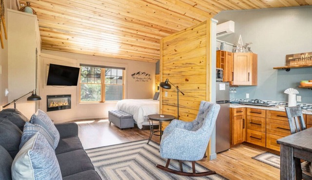 AC, K Bed, Fireplace, Shared Hot Tub, Kitchenette