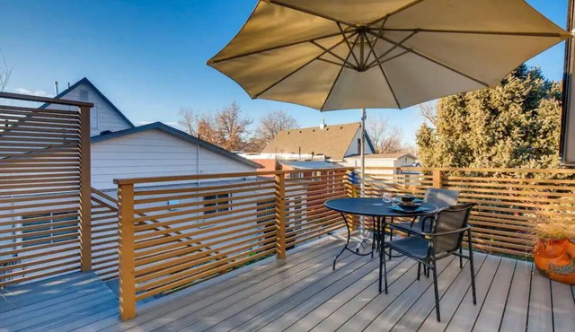 Adorable, central, cozy loft with deck!