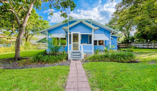 Adorable, dog-friendly home with a large yard, AC, washer/dryer, & fast WiFi