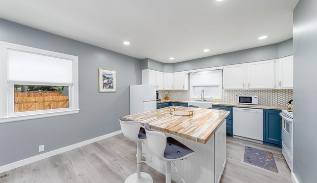 Adorable Downtown Loveland Chalet