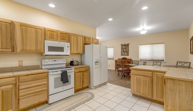 Adventurer's retreat with gas fireplace, large yard, & grill - near hiking