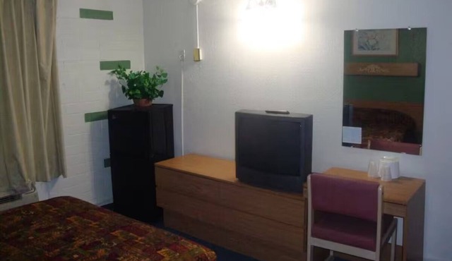 Affordable Space Near London Bridge – Comfortable Room w/Kitchenette & Parking