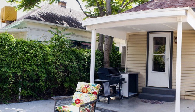 ALLERGY FRIENDLY, CLEAN & UPDATED DOWNTOWN COTTAGE - WALK TO EVERYTHING!