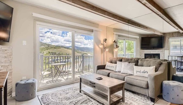 Amazing Lake and Mountain Views!