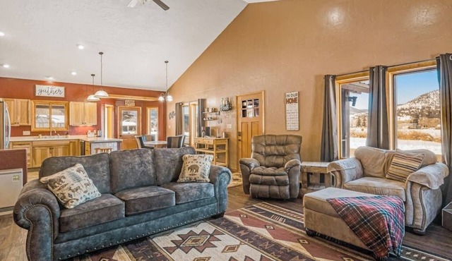 Amazing mountain getaway with high-speed WiFi, foosball table & great view