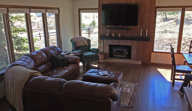 Amazing Mountain Views, Tri-Level Home With A Large Deck, Close To Town. Hot Tub