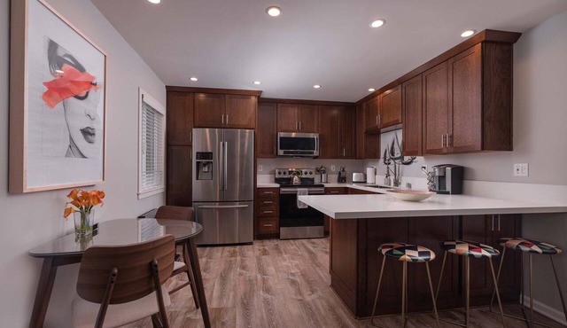 Apt 7: Cozy Contemporary Family Beach Apartment