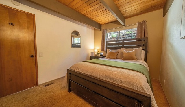 Arrowhead Woods, 3 stories mountain retreat with 3 bedrooms, 3 baths, fam room.