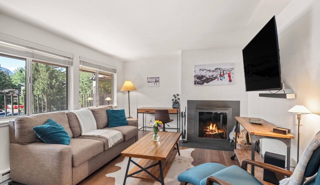 Aspen 30-Day Luxury Lease, Downtown 2BR/2BA, Pool, Steps to Gondola & Core