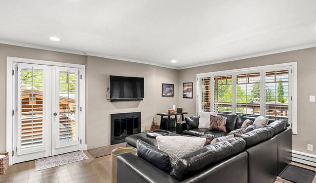 Aspen Condo 1.5 Blocks to Town. Balcony. Outdoor Pool. Sleeping Den w/Sofa Bed, 3 Bathrooms, Gas FP