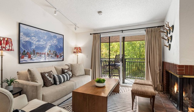 Aspen Mtn View with Balcony! Convenient To Mtn & Dowtown. Parking and Washer/Dryer