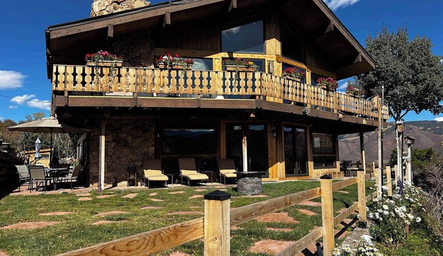 Aspen Snowmass Chalet, 2B/1BT Extended Stay, Private Hot Tub, Fab Mtn Views on 3 Acres