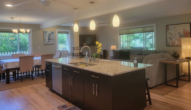 Avaiable Now!! 3 bed 2 bath Ranch Style Home!!