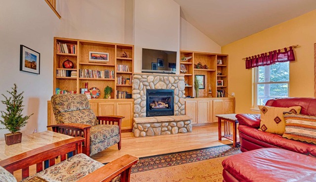 Backyard w/ seating & games! Spacious Home w/Loft- 5 Minutes to Shopping/Dining