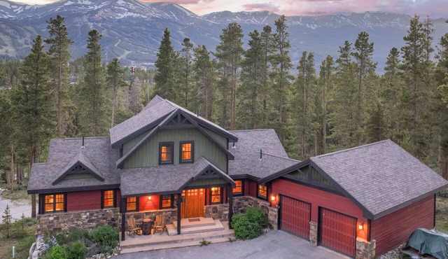 Baldy Ridge Chalet: Dogs Welcome! Hot Tub, Epic Game Room & Stunning Views!