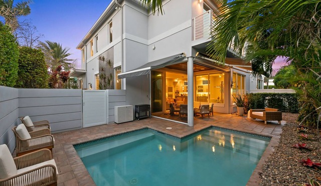 Beach next door, Las Olas 10 min away!
