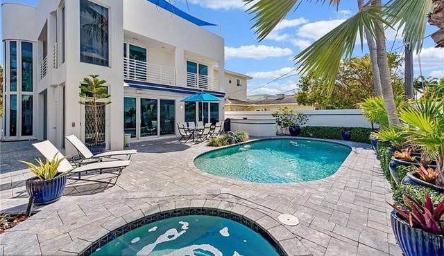 Beachfront! Heated Pool+Hot Tub! Walk to Beach!