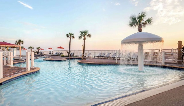 Beachside Studio w/Kitchen, Pools & Hot Tub l Near Daytona Beach Pier - 4.7 mi