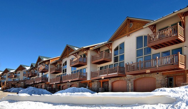 Beautiful 3 Bed/3 Bath Townhome with Garage, Hot Tub and Views! Walk to lifts