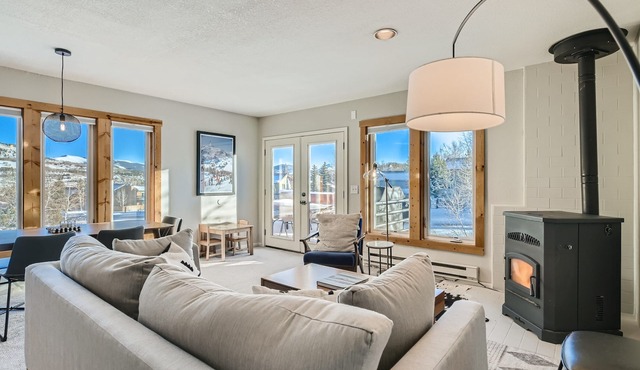 Beautiful 3-Story House with Hot Tub near Downtown Silverthorne & 4 Ski Resorts!