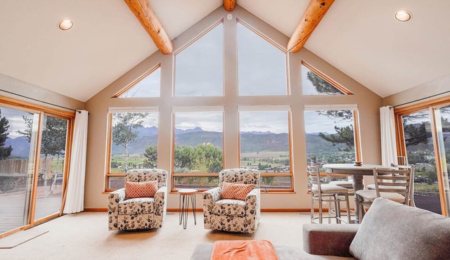 Beautiful 30+ Stay | Amazing Views | Large Deck | Air Conditioning