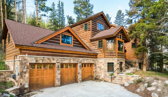 Beautiful 6BR home in West Keystone - w/private hot tub, fireplace, and more!