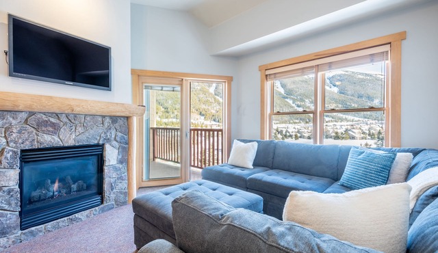 Beautiful condo, just steps from Super Bee, Vaulted Ceilings! Free WiFi