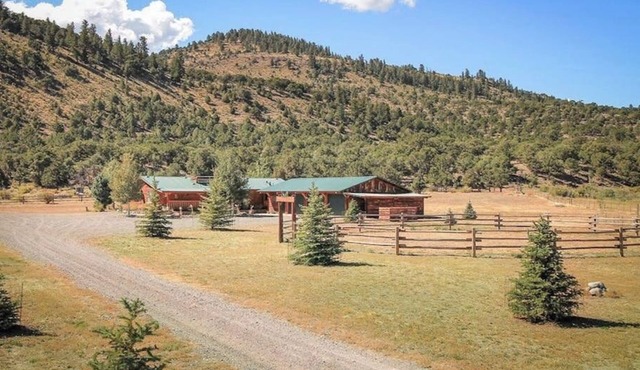 Beautiful country main house next to mountains w/new barn & corral/free WiFi