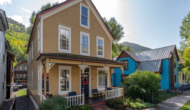 Beautiful Gondola District Home-1/2 blk Lifts-Skiing-Private Hot Tub!
