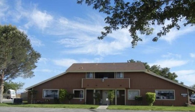 Beautiful home minutes from Victorville city center!