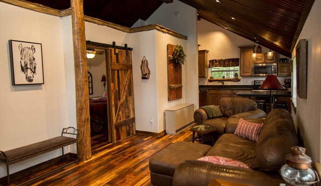 Beautiful Newly Remodeled Log Cabin at Tiny Timbers Resort!